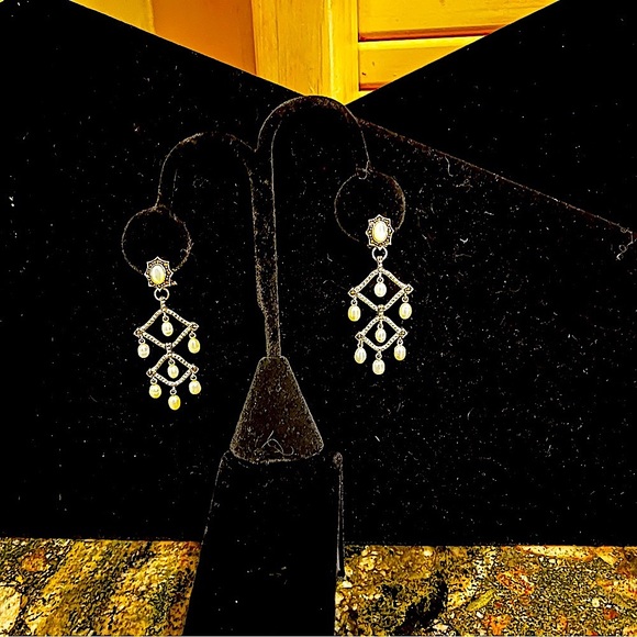 Pearl Chandelier, earrings - Picture 2 of 3